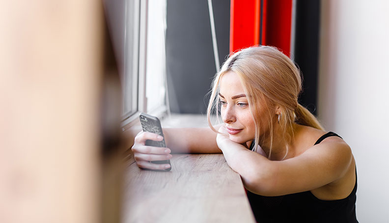 Comment draguer une fille par sms : les messages qui la feront fondre !